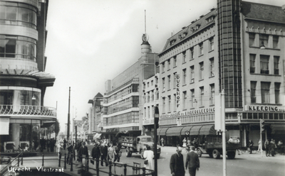 1263 Gezicht in de Lange Viestraat te Utrecht met rechts Kledingmagazijn Dijckhoff (Lange Viestraat 1), vanaf de Viebrug.